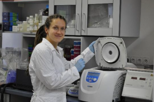 Barbora Gajdárová při zpracovávání vzorků rysa v molekulárně-genetické laboratoři, foto: Michal Gajdár