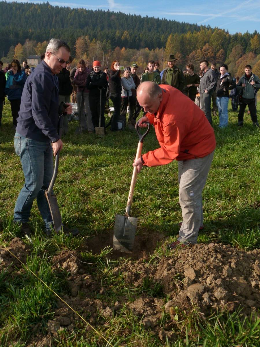 První strom - místní odrůdu jabloně symbolicky zasadil starosta města Petr Sagitarius (vlevo) a místostarosta a senátor Petr Gawlas (vpravo) 